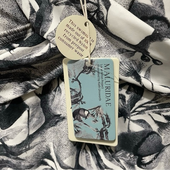 ArteSands NWT Women’s 18 D-G Cup Black White Bird Print Cross Front One-Piece - Picture 5 of 7